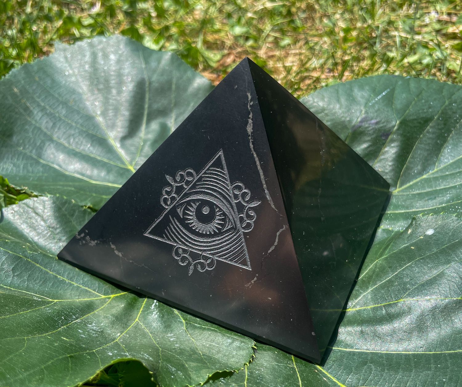 Pyramide en Shungite- Oeil d&#39;Horus - 10 cm