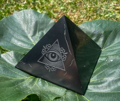 Pyramide en Shungite- Oeil d&#39;Horus - 10 cm