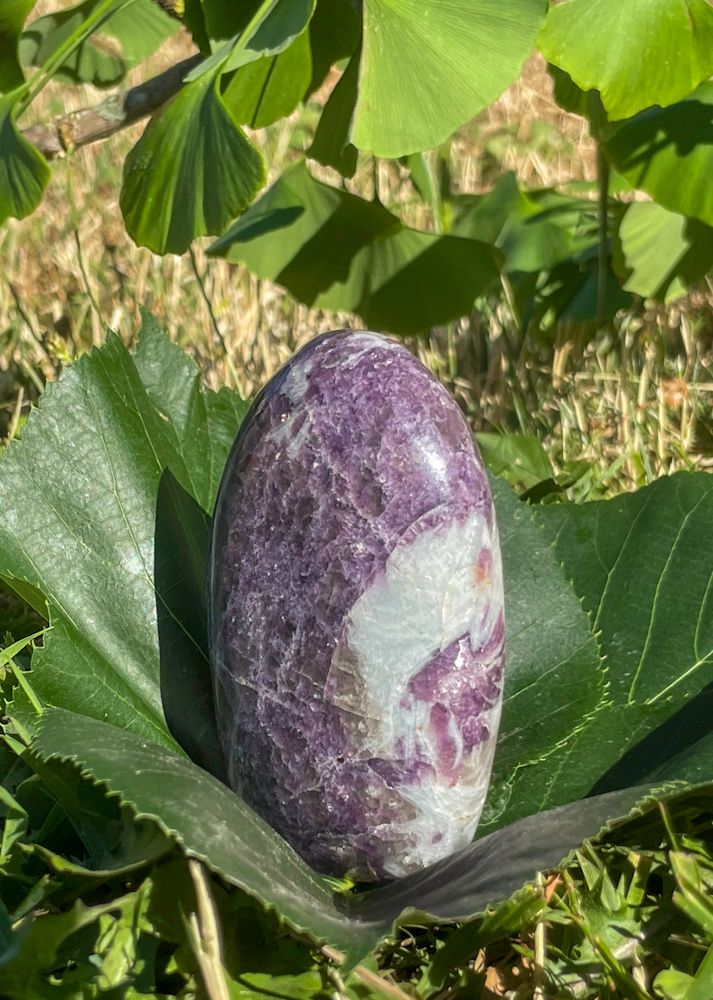 Menhir en Lépidolite