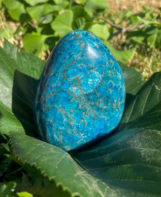 Menhir en Apatite bleue