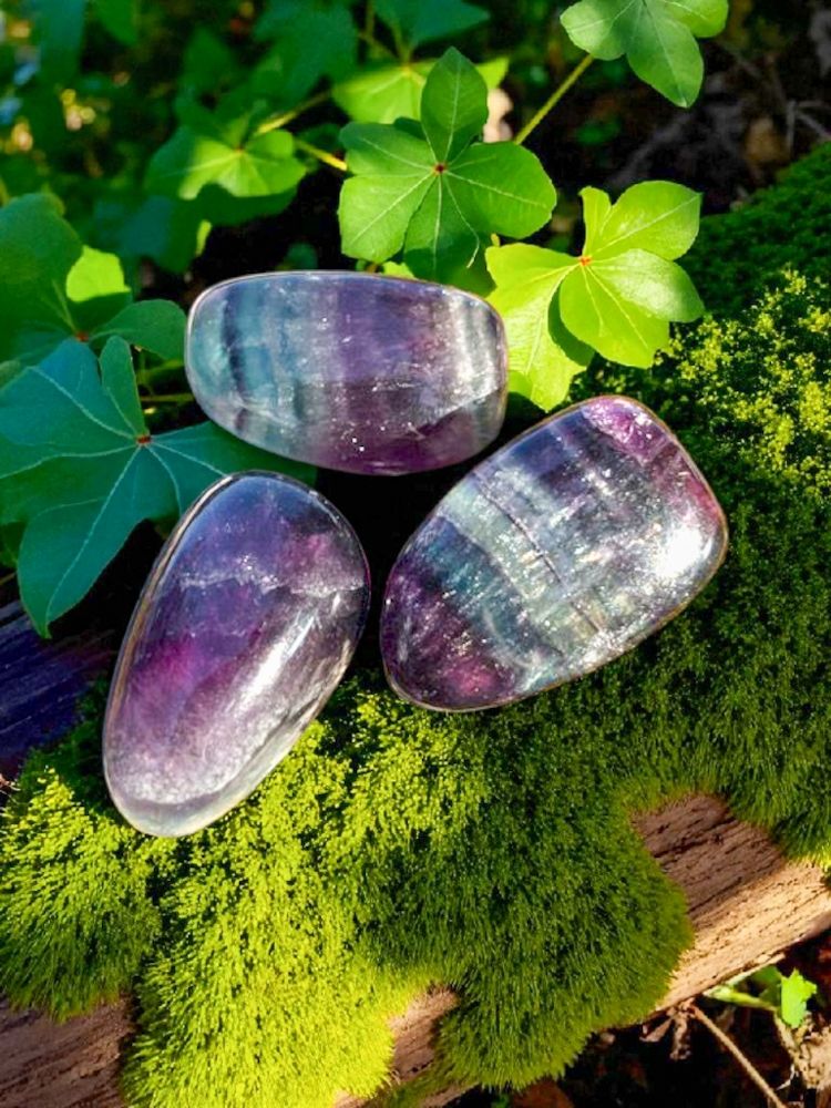 Fluorite arc-en-ciel roulée