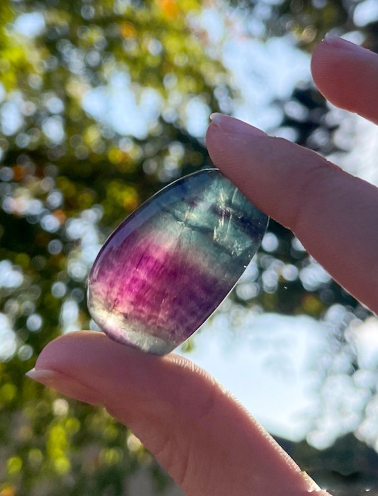 Fluorite arc-en-ciel roulée