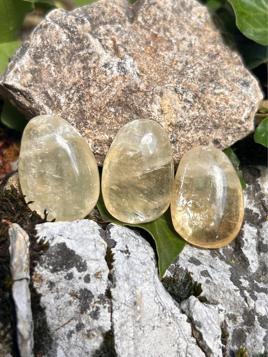 Calcite jaune percée