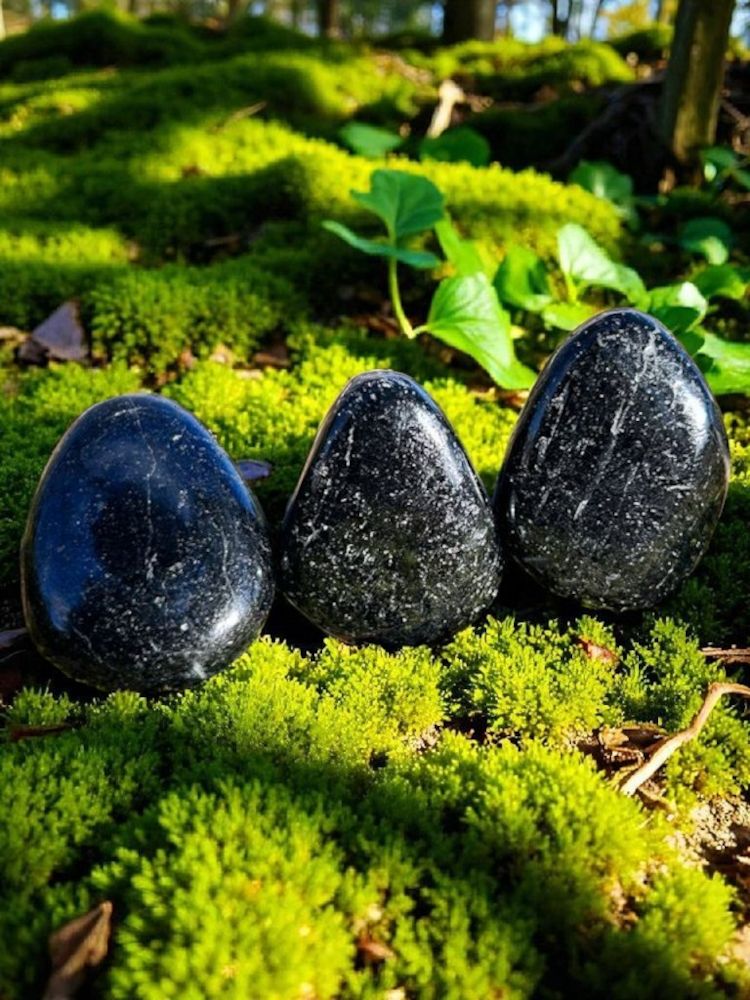 Tourmaline noire percée