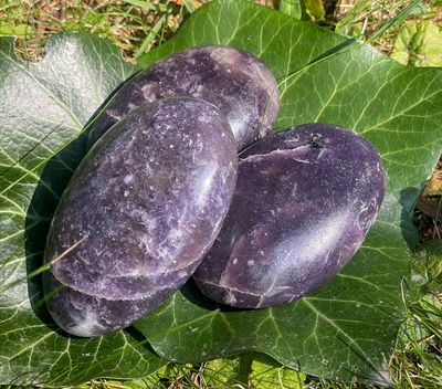 Galet en Lépidolite