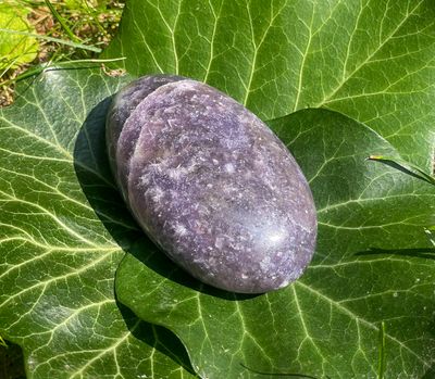 Galet en Lépidolite