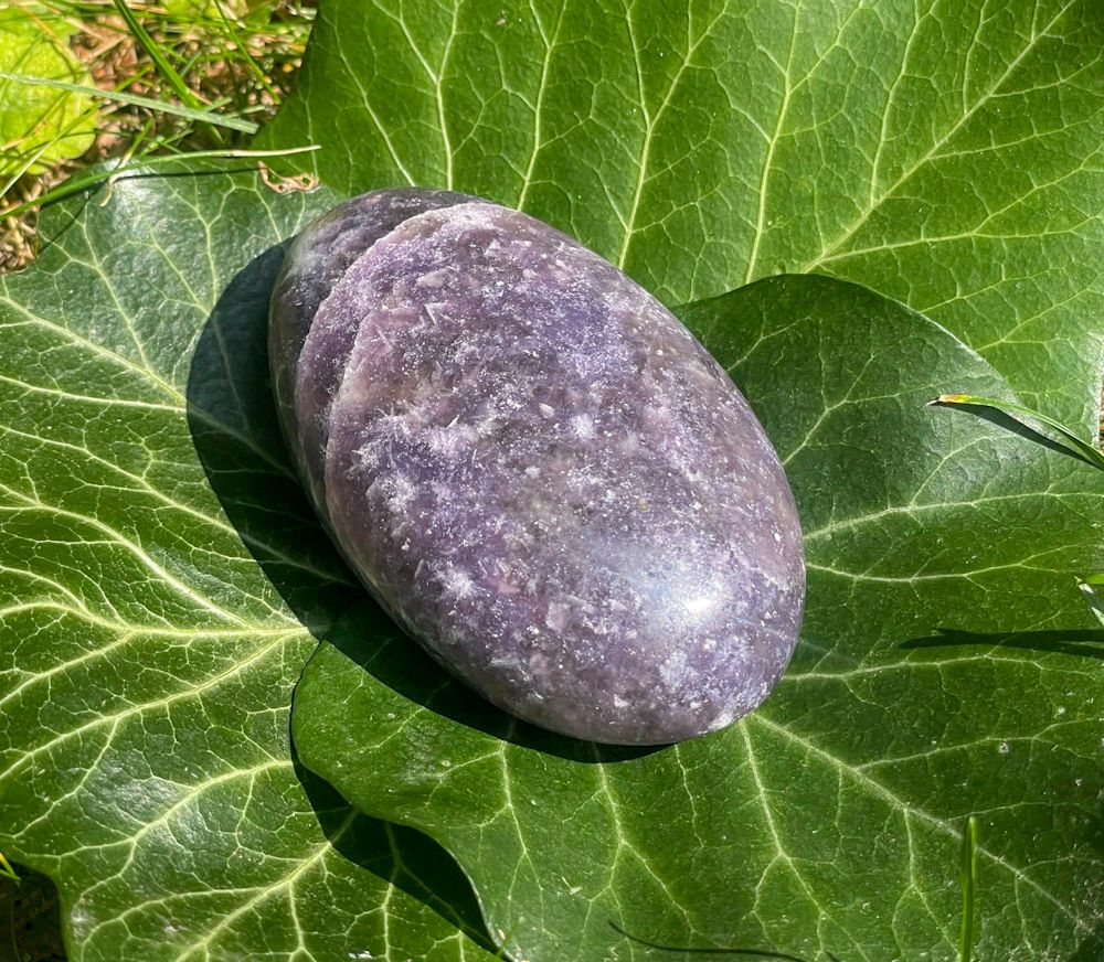 Galet en Lépidolite