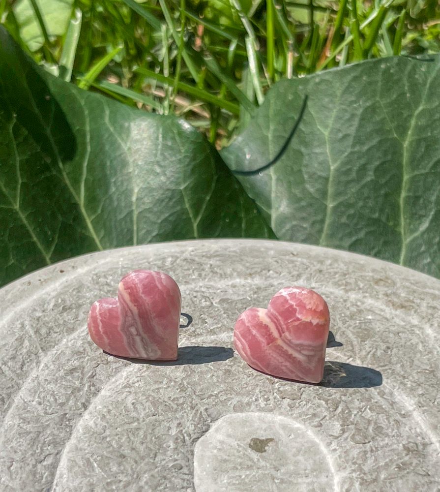 Clous d’oreilles coeur en Rhodochrosite