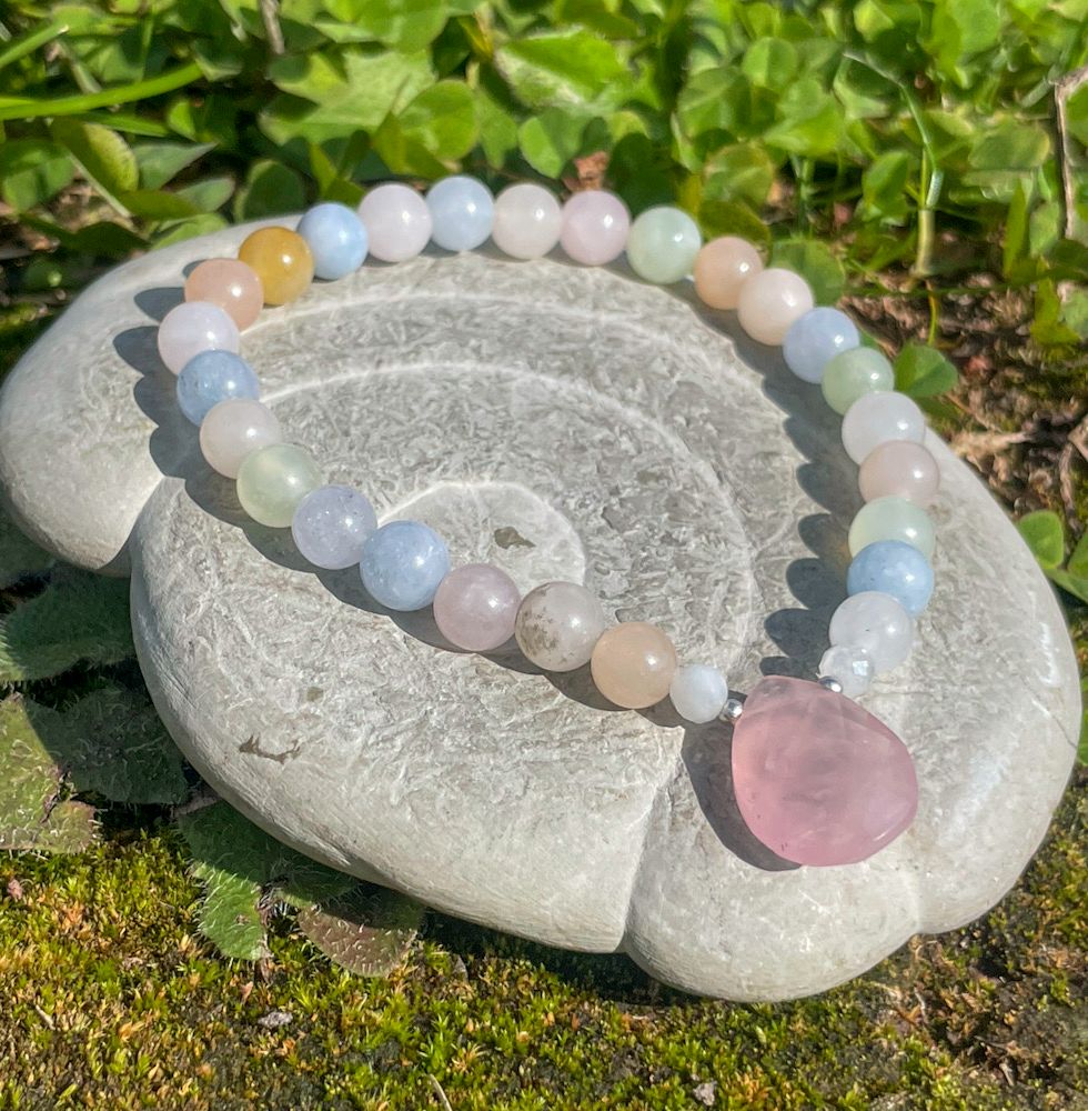 Bracelet en Beryl avec goutte en quartz rose