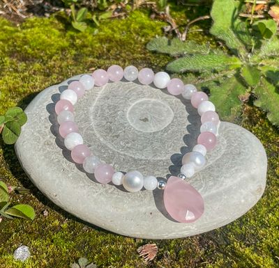 Bracelet en Quartz rose, perle d’eau douce, jade blanc, tourmaline blanche