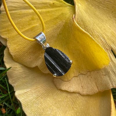 Pendentif en Tourmaline noire brute Pendentif en Tourmaline noire brute