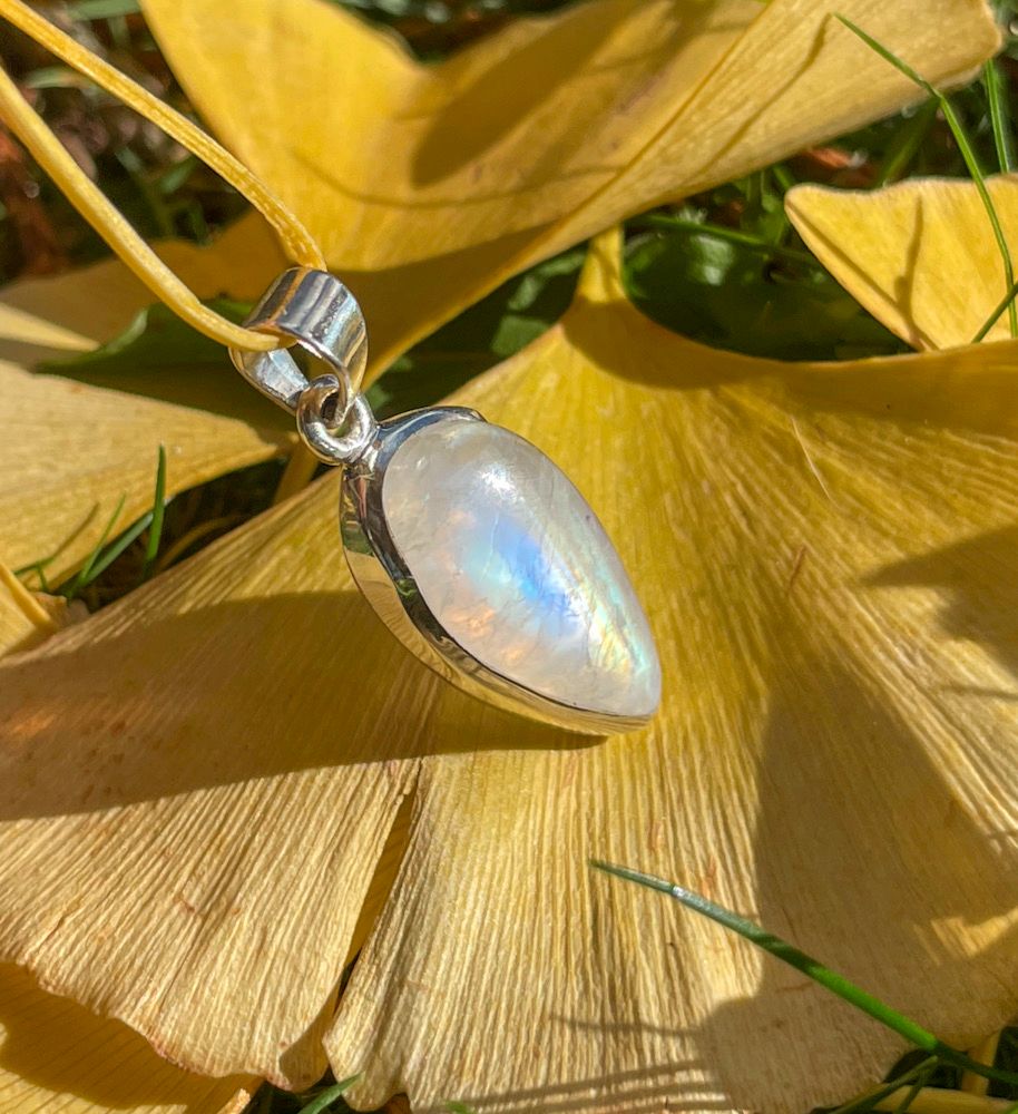 Pendentif en Pierre de lune blanche Pendentif en Pierre de lune blanche