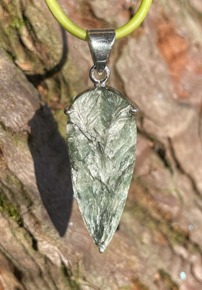 Pendentif en Séraphinite brute