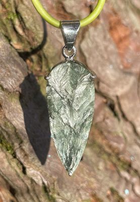 Pendentif en Séraphinite brute