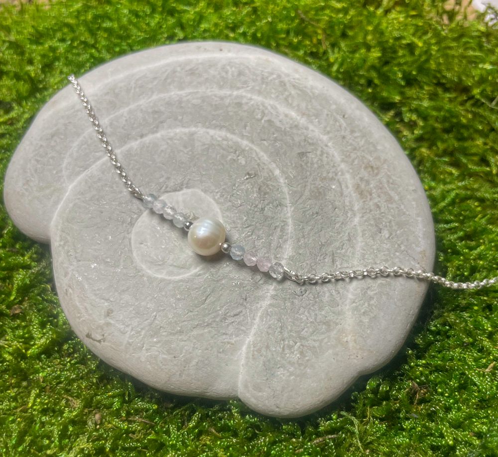 Bracelet en Pierre de lune blanche et perle d&#39;eau douce &quot;Douceur et harmonie intérieure&quot;