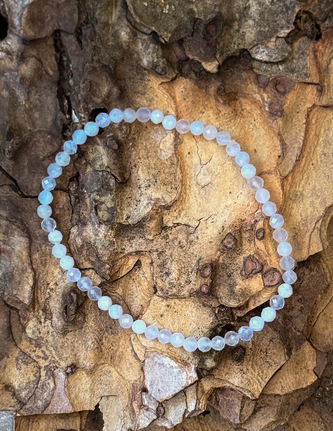 Bracelet en Calcédoine bleue facettée 3 mm
