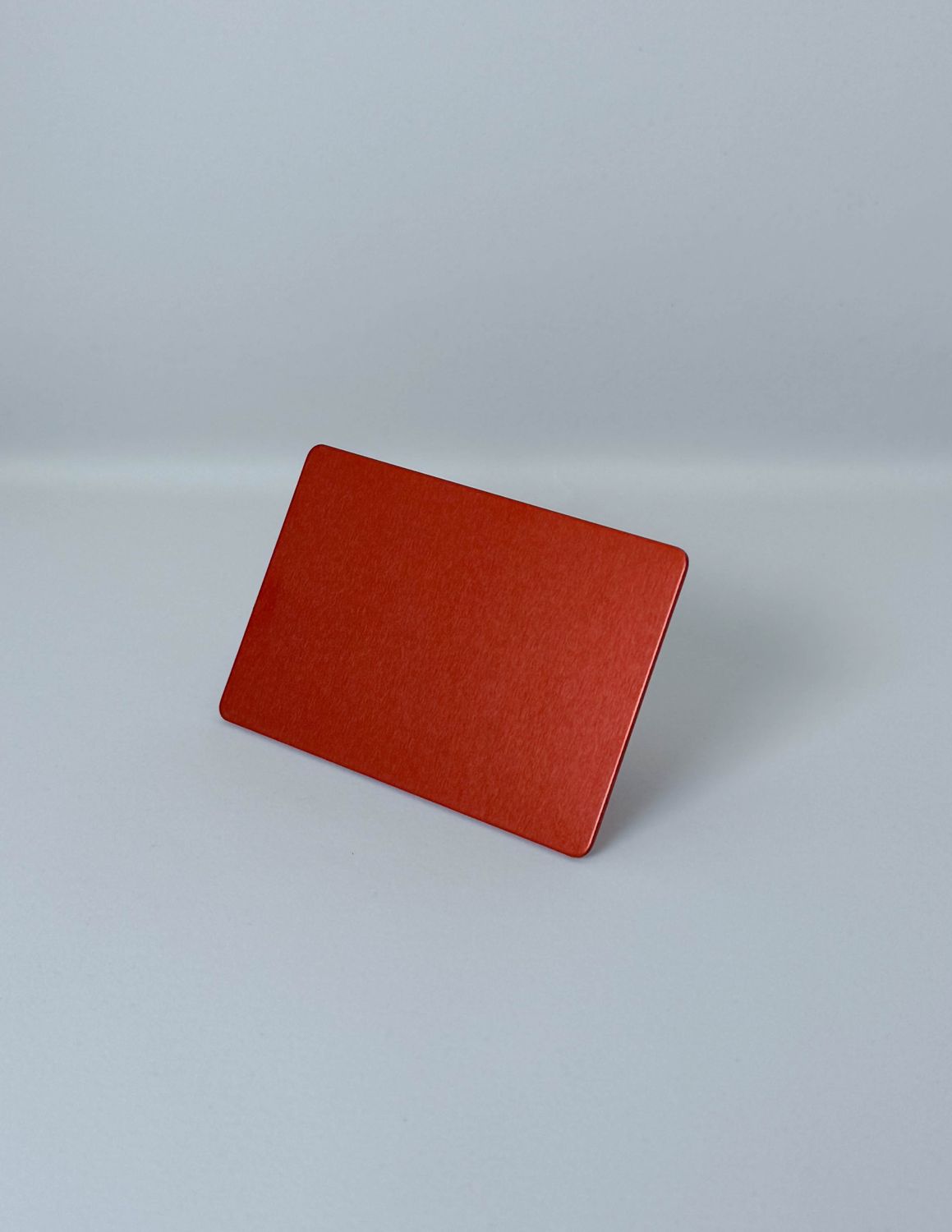 Plaque Tesla rouge, format carte de crédit