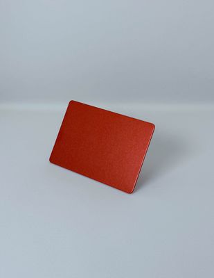 Plaque Tesla rouge, format carte de crédit