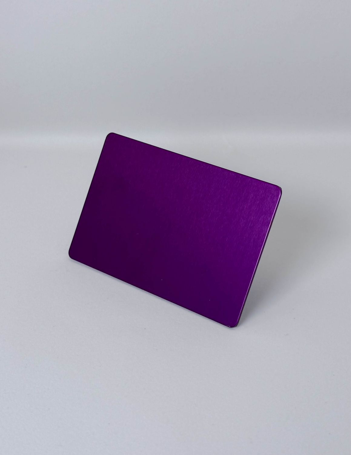 Plaque Tesla violette, format carte de crédit