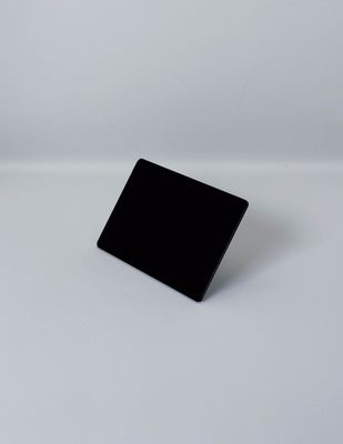 Plaque Tesla noire format carte de crédit