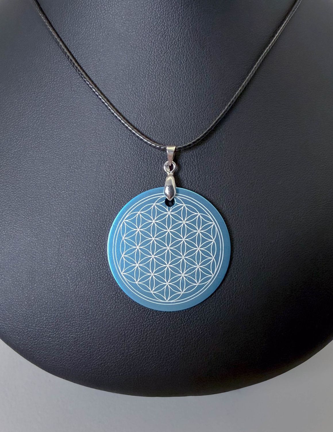 Pendentif plaque Tesla Fleur de vie bleu clair