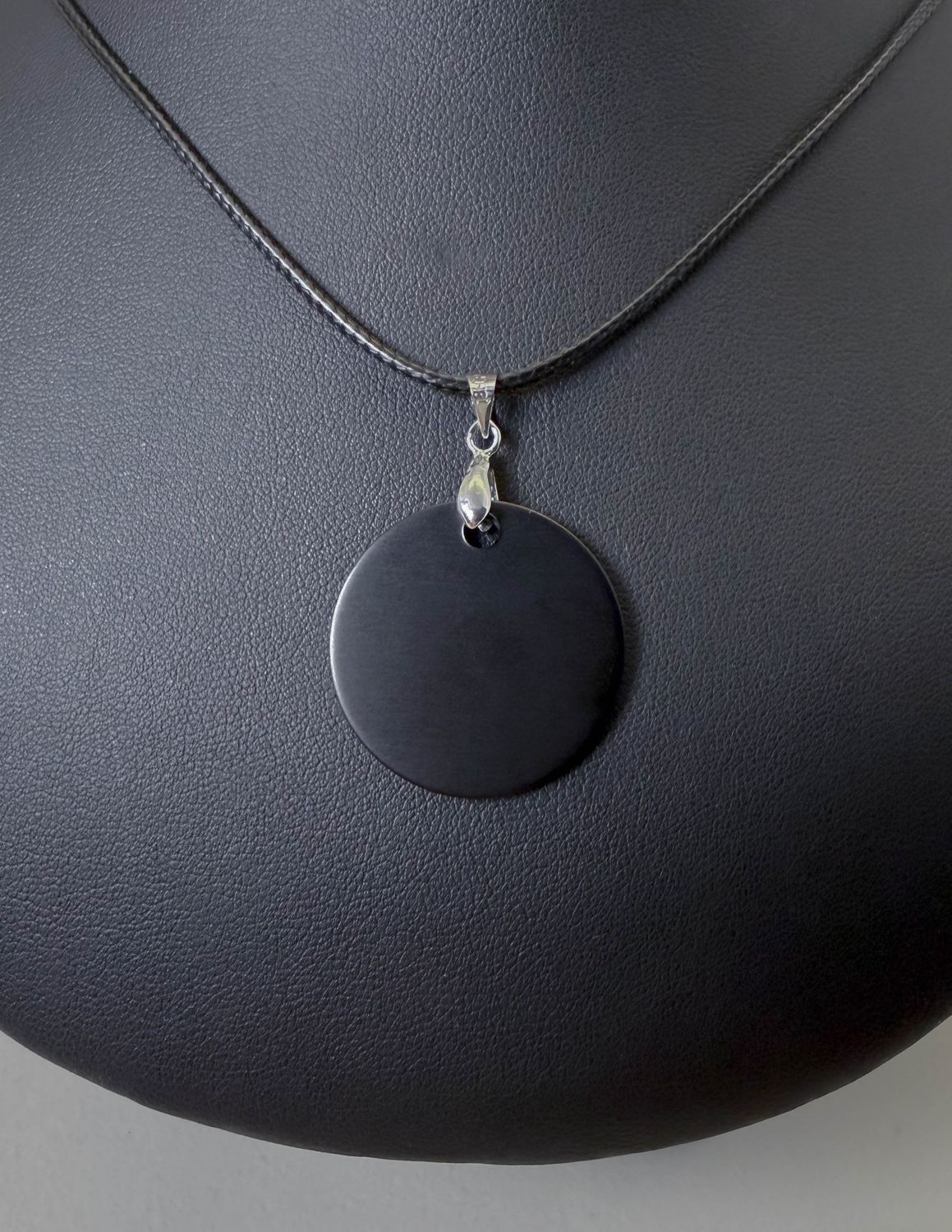 Pendentif plaque Tesla noir