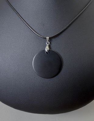Pendentif plaque Tesla noir