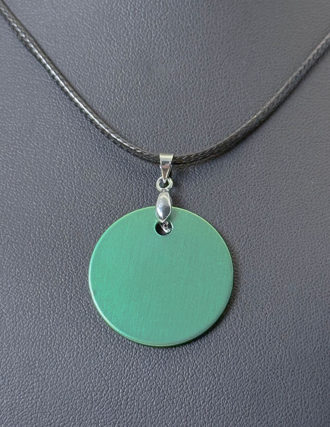 Pendentif plaque Tesla vert