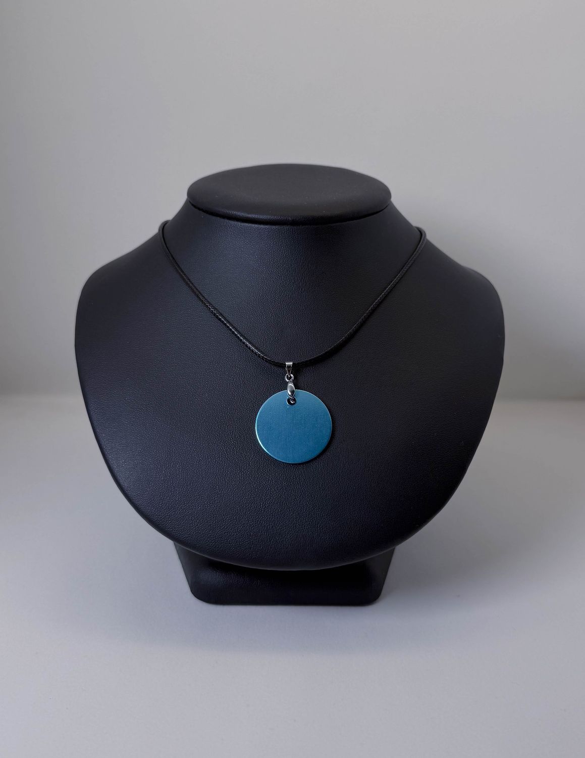 Pendentif plaque Tesla bleu clair