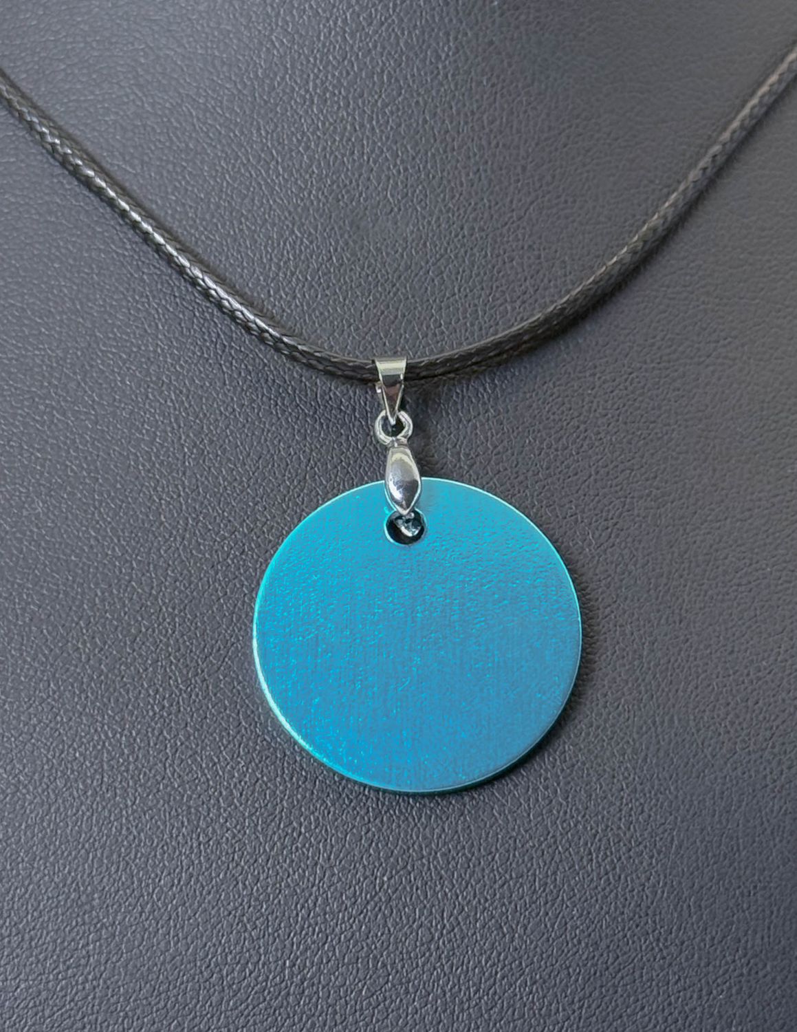 Pendentif plaque Tesla bleu clair