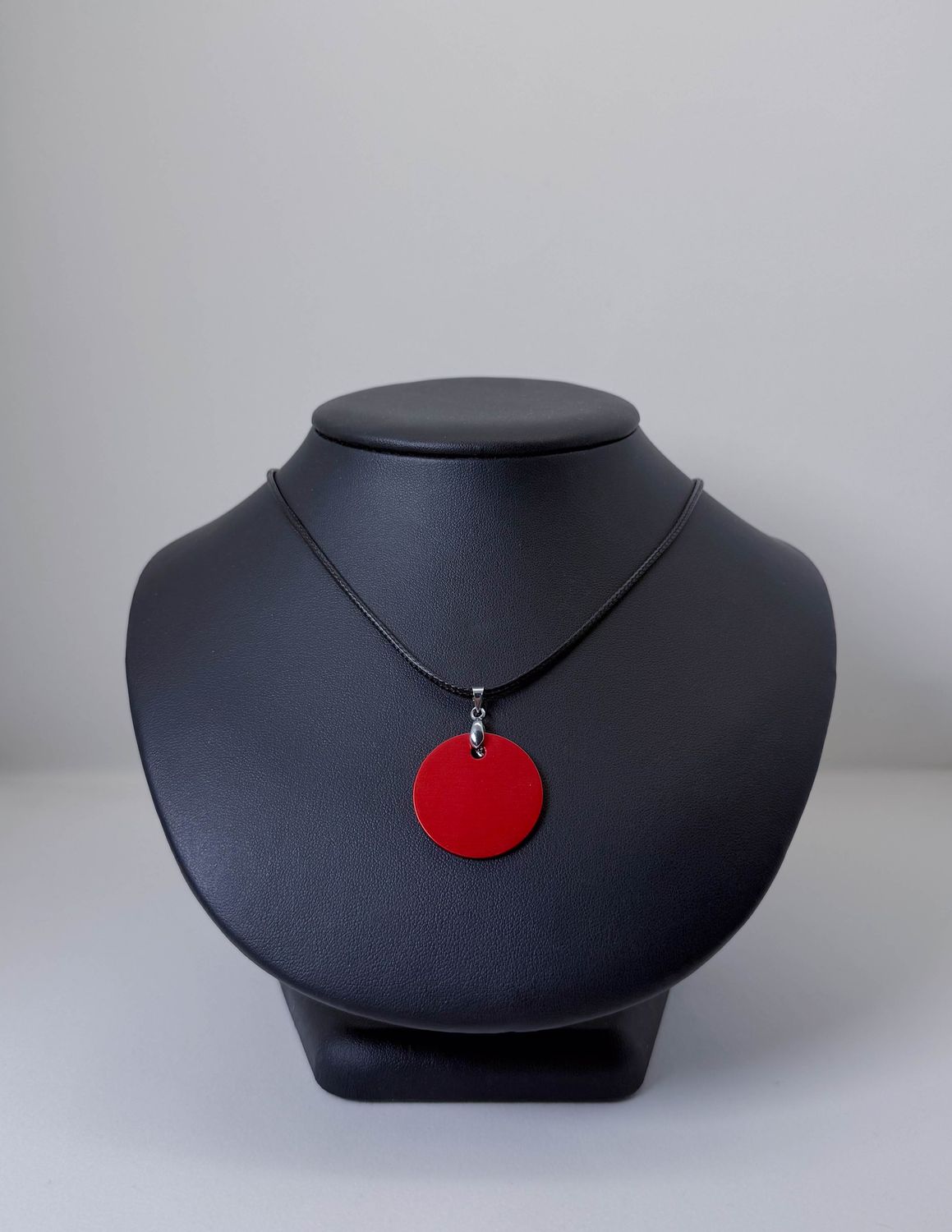 Pendentif plaque Tesla rouge