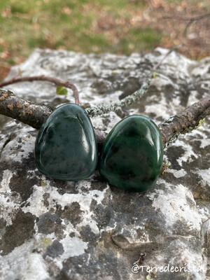 Jade néphrite percée