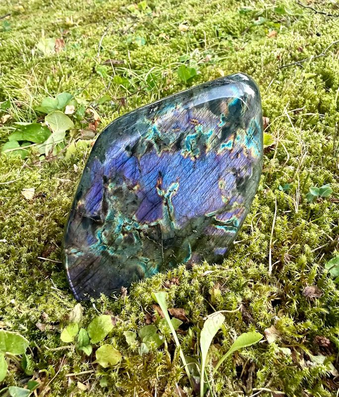 Menhir en Labradorite violette