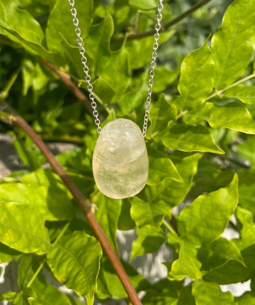 Calcite jaune percée