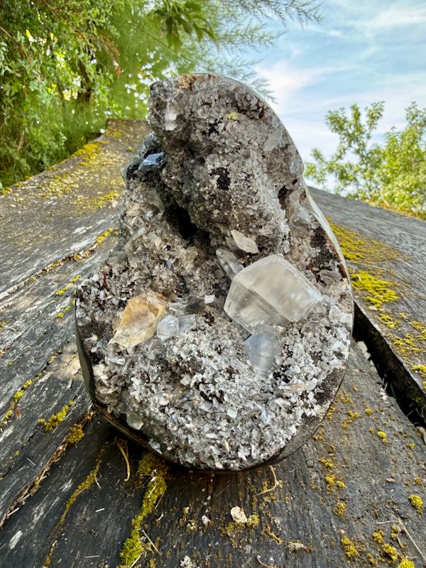 Menhir en Septaria sauvage et cristaux