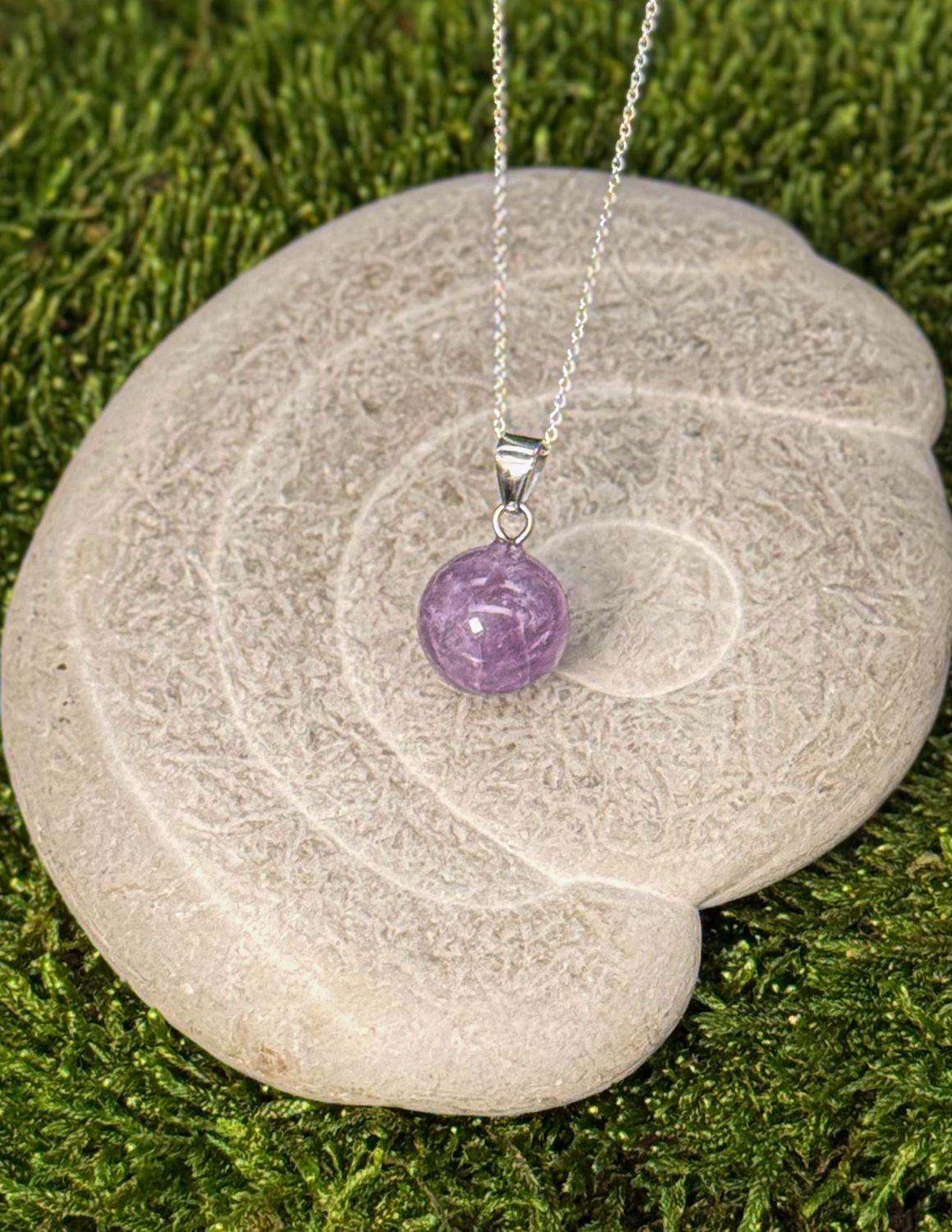 Pendentif boule en améthyste claire