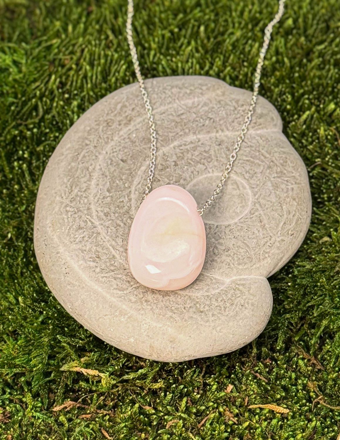 Mangano-calcite percée