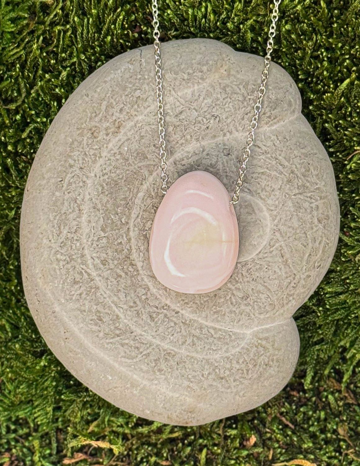 Mangano-calcite percée