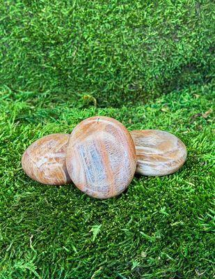 Galet en Pierre de lune orangée