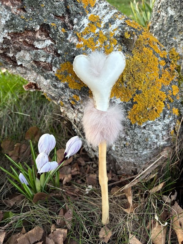 Hochet chamanique "Coeur" en Chèvre et Lapin