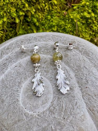 Clous d'oreilles "Feuilles de chêne" et Grenat vert
