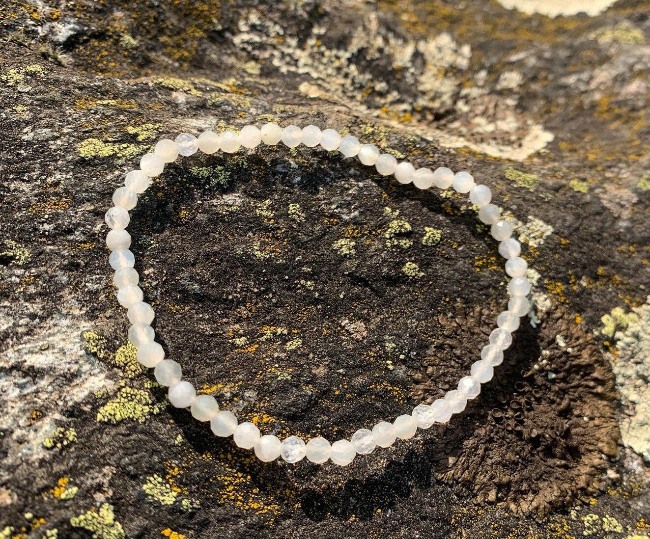 Bracelet en Pierre de Lune blanche 3 mm facettée