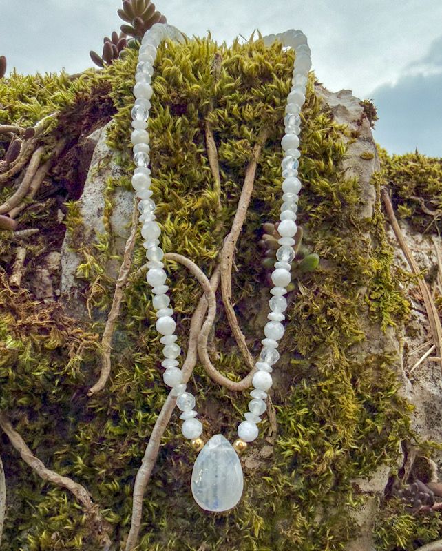Collier en Pierre de lune blanche 4mm Collier en Pierre de lune blanche 4mm