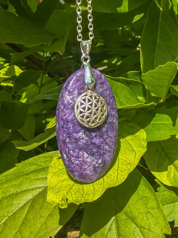 Pendentif en Charoïte et Fleur de vie