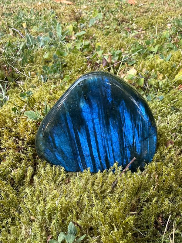 Menhir moyen en Labradorite bleu intense à choix