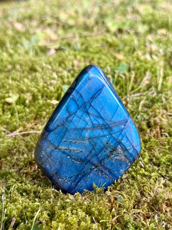 Menhir moyen en Labradorite bleu intense à choix