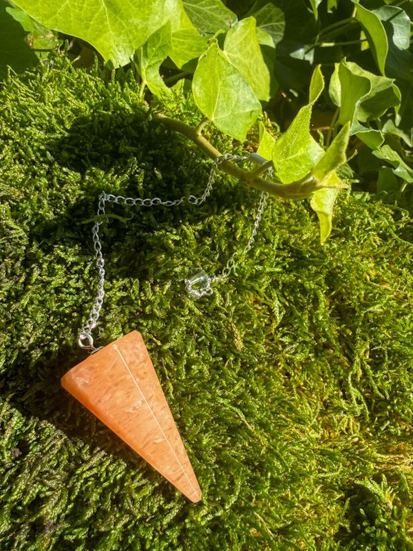 Pendule hexagonal en Pierre du soleil