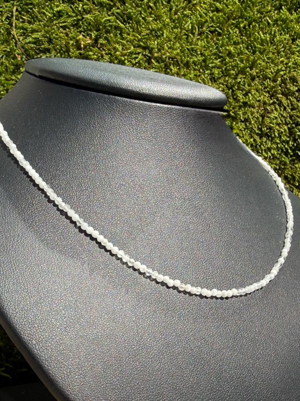 Collier en Pierre de lune blanche 2mm