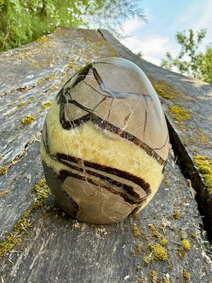 Menhir en Septaria sauvage et Calcite cristallisée