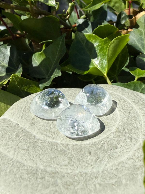 Apophyllite blanche roulée Apophyllite blanche roulée